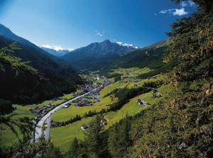 vistas a un valle con río y montañas en Hotel Das Zentrum, en Sölden