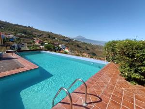 a swimming pool with a view of a mountain at Apartamento Teide Piscina Climatizada in Sauzal