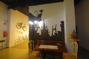 Zimmer mit einer Bank und einer Wand mit Wandmalereien in der Unterkunft All Iron Hostel in Bilbao