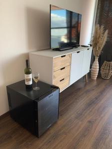 TV a/nebo společenská místnost v ubytování Apartmán u pláže s terasou