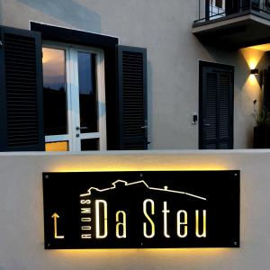 een bord dat zegt la de sign voor een gebouw bij Rooms Da Steu in Barbaresco