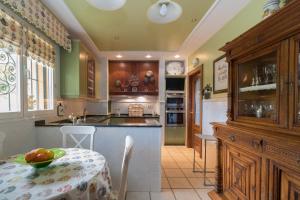 eine Küche mit einem Tisch und einer Obstschale darauf in der Unterkunft Villa en Rioja-Alavesa Juncalvera 