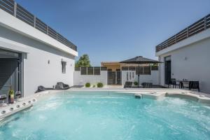 Bazén v ubytovaní Nectar Luxury Residence alebo v jeho blízkosti