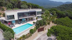 una vista aerea di una casa con piscina di Siview Villa a Lloret de Mar