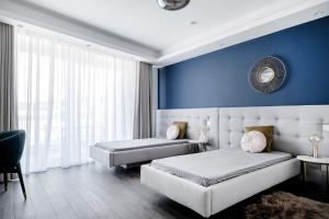 Llit o llits en una habitació de Million Sunsets Luxury Apartments