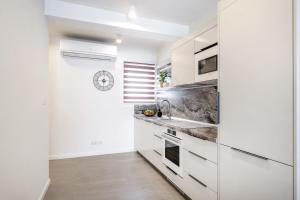 Cuina o zona de cuina de Million Sunsets Luxury Apartments