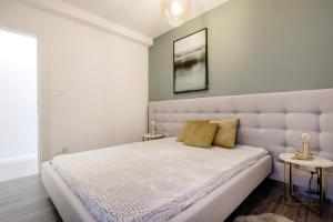 Llit o llits en una habitació de Million Sunsets Luxury Apartments