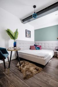Llit o llits en una habitació de Million Sunsets Luxury Apartments