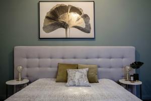 Llit o llits en una habitació de Million Sunsets Luxury Apartments
