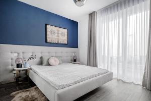 Llit o llits en una habitació de Million Sunsets Luxury Apartments