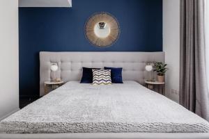Llit o llits en una habitació de Million Sunsets Luxury Apartments