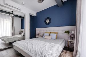 Llit o llits en una habitació de Million Sunsets Luxury Apartments