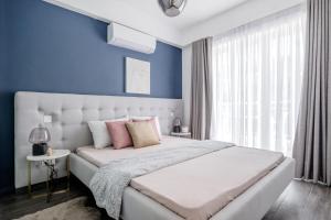 Llit o llits en una habitació de Million Sunsets Luxury Apartments