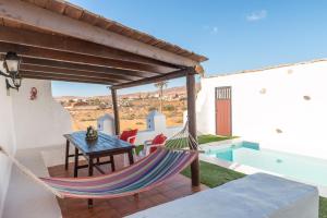 eine Hängematte auf der Terrasse eines Hauses in der Unterkunft Casa la Orilla in Antigua