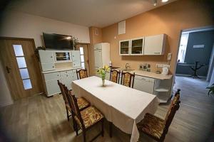 a kitchen with a white table and chairs and a kitchen with a table at Apartament Rynek, Bezpłatny Parking, Faktury VAT in Leśna