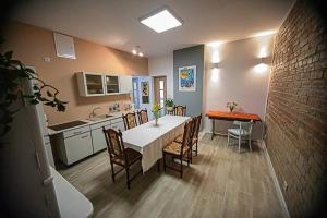 a kitchen and dining room with a table and chairs at apartament Rynek in Leśna