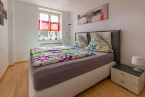 a bed in a small room with a bed sidx sidx sidx at Ferienwohnung Big Family in Ichenhausen
