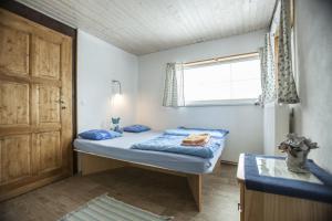 een kleine slaapkamer met een bed en een raam bij Ve Stodole in Zlatá Olešnice