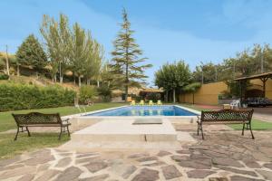 Majoituspaikassa Villa en Rioja-Alavesa Juncalvera tai sen lähellä sijaitseva uima-allas