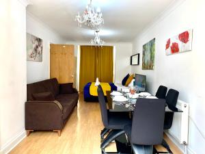 Gallery image of London 4 Bedrooms 3 Bathrooms with Garden House in London