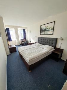 Postel nebo postele na pokoji v ubytování Hotel CHODOV ASC + 26 fotografií