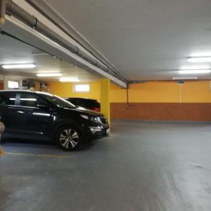 uma garagem com um carro estacionado nela em Rezident consult s.r.o. em Bratislava