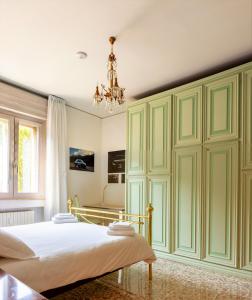 Schlafzimmer mit einem Bett und einem Kronleuchter in der Unterkunft Vista sul Tridente in Modena