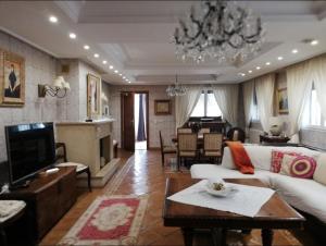 a living room with a white couch and a tv at Villa en Rioja-Alavesa Juncalvera 