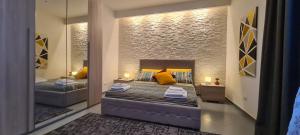 una camera da letto con un grande letto con cuscini gialli di 'novecento bed & breakfast ad Acquaviva delle Fonti