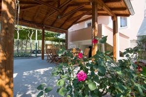 Vonkajšia záhrada v ubytovaní Apartment Lucija