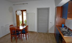 eine Küche mit einem Holztisch und Stühlen sowie einem Tisch und einem Esszimmer in der Unterkunft Angelo Lifestyle in Bagnoli Irpino