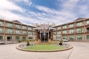 a large building with a flag in the courtyard at RACV Goldfields Resort in Ballarat