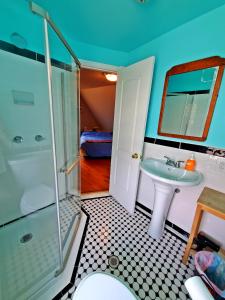Ett badrum på Point Breeze Guest House