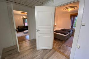 Habitación con dormitorio con cama y puerta en Apartment Delux Vaggeryd near nature, en Vaggeryd