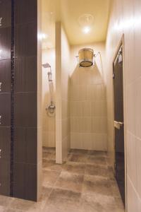 y baño con ducha a ras de suelo. en Green Park Hotel, en Novozybkov