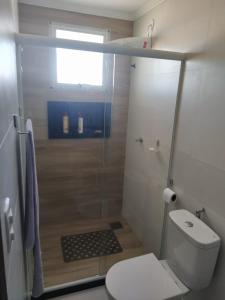 アハイアウ・ド・カボにあるapart praia grande arraial do caboの小さなバスルーム(シャワー、トイレ付)