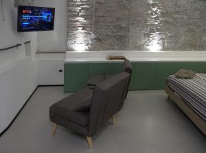 A seating area at Loft Garibaldi, garage privato!