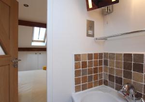 een badkamer met een wastafel en een slaapkamer bij Wonderfully Scenic and Comfortable Dales Mill Property in West Burton +41 foto's