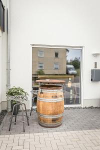 un barril sentado en un patio con una mesa en Nürburgring Aparts, en Welcherath