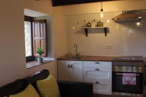 A kitchen or kitchenette at El llagar - Sagasta Rural Oviedo