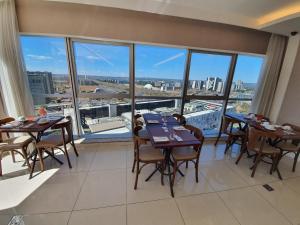 Un restaurante o sitio para comer en Vision Executivo Express, Vista Esplanada