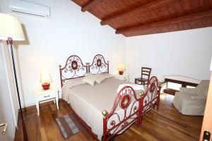 A bed or beds in a room at Serravalle Relais & Country Villa with private pool - Esclusive use