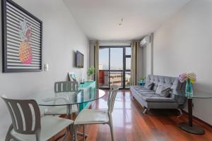 a living room with a glass table and a couch at Apartamento Boa Viagem Niterói Rio de Janeiro in Niterói