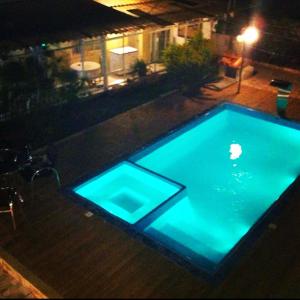 una piscina illuminata di notte di Hospedagem em Diamantina a Diamantina