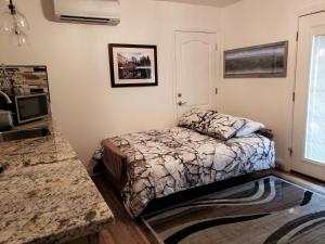 małą sypialnię z łóżkiem i kuchnią w obiekcie Yosemite Foothill Retreat - Private Guest Suite #2 w mieście Coarsegold
