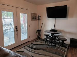 een woonkamer met een tafel en een flatscreen-tv bij Yosemite Foothill Retreat - Private Guest Suite #2 in Coarsegold