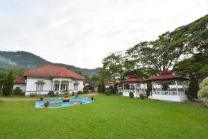 une maison avec une cour et une piscine dans l'établissement KHAS Ombilin Hotel, à Sawahlunto