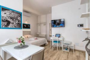 salon ze stołem i pokój z kanapą w obiekcie Appartamenti LUNA e SOLE w Rzymie