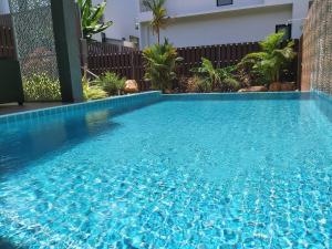 een groot blauw zwembad voor een huis bij The Pearl Luxury Pool Villas in Ko Chang