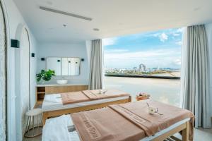 Postel nebo postele na pokoji v ubytování HAIAN Riverfront Hotel Da Nang
